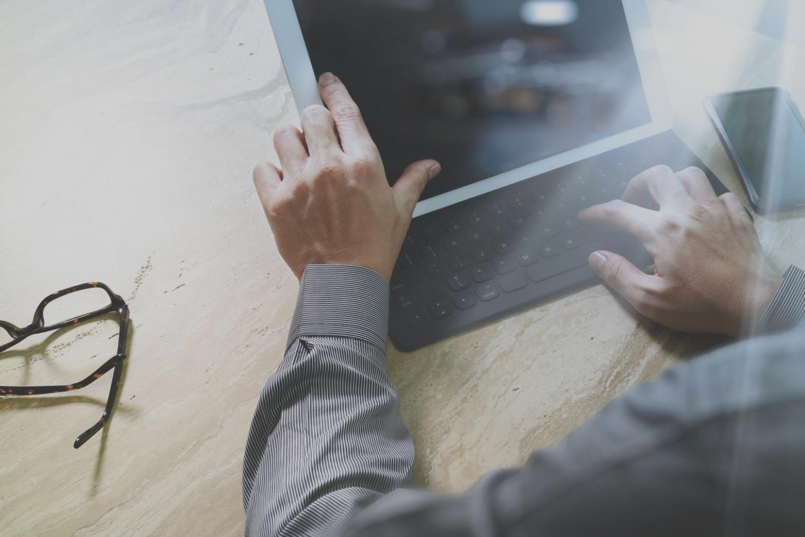 Zylavex Team bei der Arbeit an SEO-Analytics-Projekten